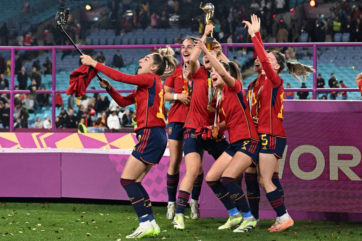 Spain's players take a selfie while celebrating their win in the Women's World Cup final football match against England at Stadium Australia in Sydney
tinyurl.com/tx98z95u #FIFAWomensWorldCup #FIFAWWC #SpainVsEngland