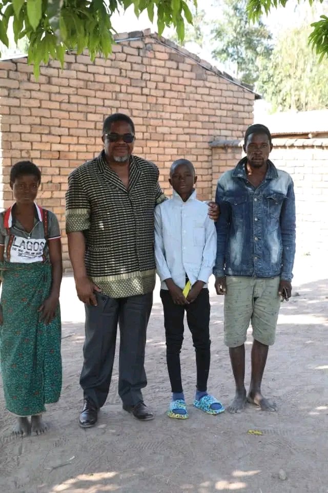 Msaka2025's tweet photo. Bright Msaka SC writes

"...This afternoon l visited our star student in Machinga, Levison Henderson. He is an exceptionally gifted child. We took time inspiring and motivating one another, and congratulating the parents for raising Levison...."
#theFutureisBright
#DPP2025BOMA https://t.co/qkX9mVv8iu