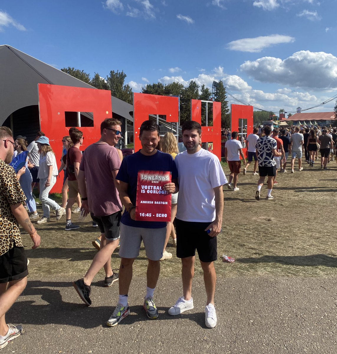 Voetbal is Oorlog met <a href="/nealpetersen/">Neal Petersen</a> en ex-Afghanistan-bondscoach en <a href="/AlmereCityFC/">Almere City FC</a>-assistent Anoush Dastgir in de Echo op <a href="/lowlands/">lowlands</a> ❤️