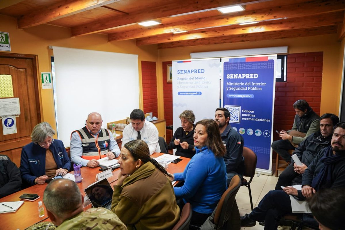 INDAP_Chile's tweet photo. INDAP integra los equipos de prevención y ayuda ante el #SistemaFrontal. Ahora en @senapred  #Talca 📍 nuestro director nacional @rojassantiagro en reunión que lidera la ministra del MOP @jlopezsaffie para evaluar la emergencia en #Maule. Con servicios locales y sen @pvodanovic https://t.co/nUk9rEpB4K