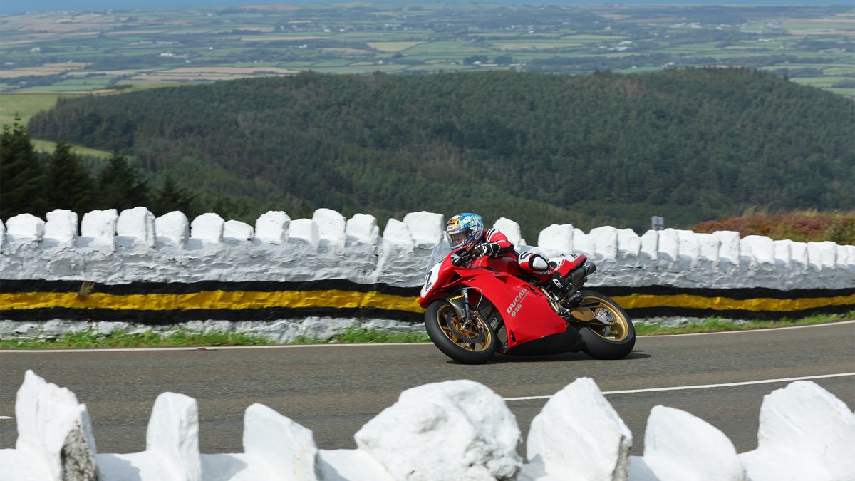 ManxGrandPrix's tweet image. Michael Dunlop and Dean Harrison are leading the Classic Superbike Qualifying session.

#MGP23 #ClassicSuperbike #Racing