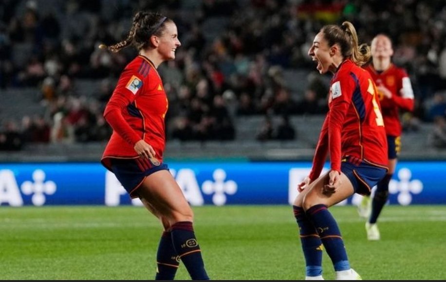 Somos CampeonAS del Mundo gracias a 23 mujeres que nos han hecho trasnochar, vibrar y llorar de alegría y emoción. Mucho orgullo de vosotras y en especial de nuestras vecinas hortalinas <a href="/7olgacarmona/">Olga Carmona</a> y <a href="/teresabelleira/">Teresa Abelleira</a> ¡Gracias!
