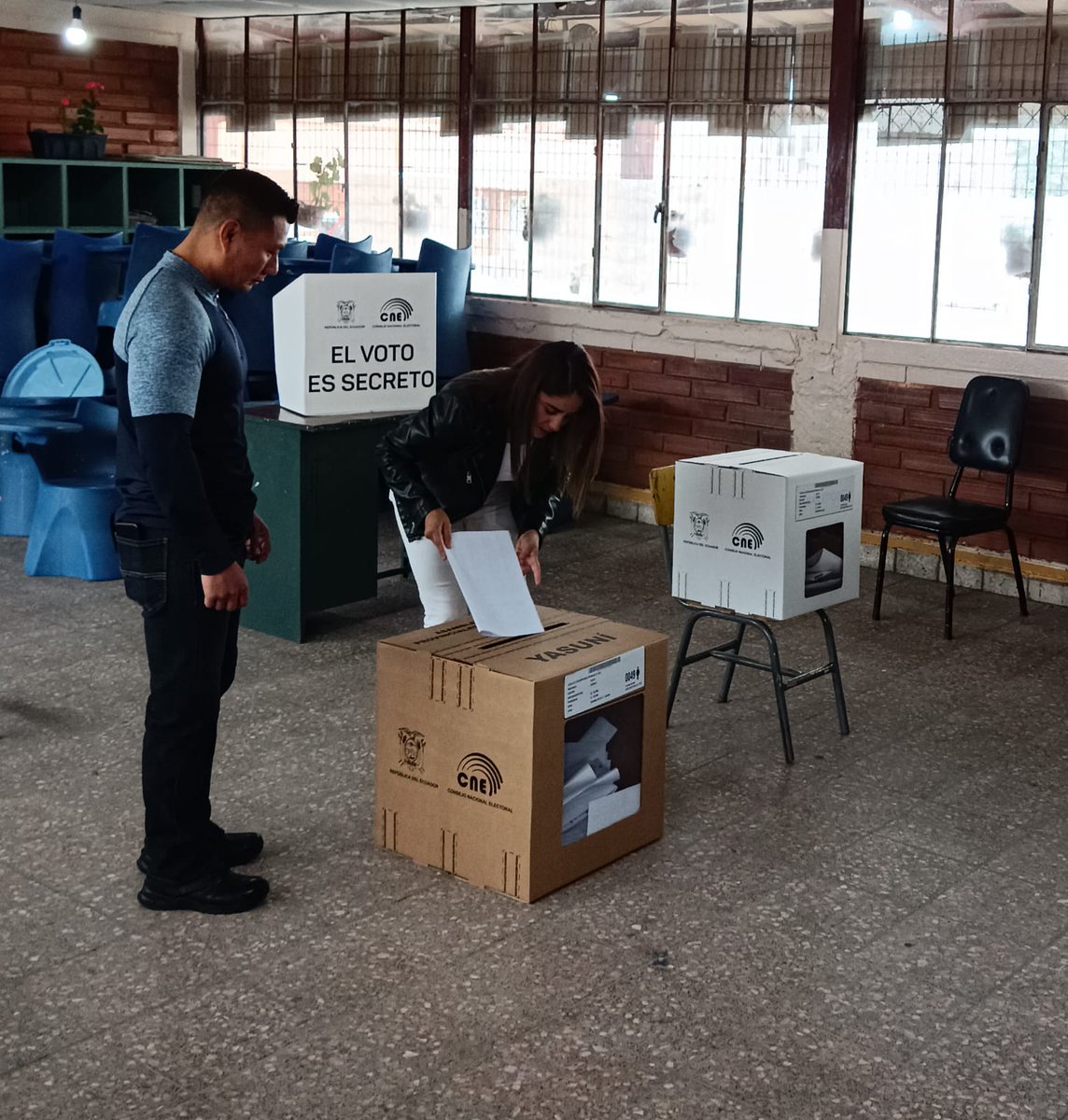 UNSIONTV's tweet photo. Sofía Sánchez candidata asambleísta por Azuay por Construye, sufragó en la Unidad Educativa República de Chile. #NoticiasCuenca #Cuenca #EleccionesAnticipadas2023 #SofiaSanchez https://t.co/mCBIB48HS7