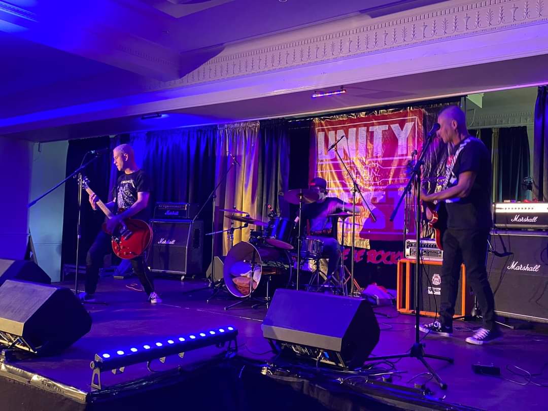 LoGOz_UK's tweet image. 1/3 Amazing @LoGOz_UK gig at #unityfest we had a blast! Great to watch loads of class acts - @LoudmouthPunk / #HiFiSpitfires / @XSLF1 / #TomSpencer / @FirstWavePunk / @JanusStark1  / #2Sevens / #DesperateMeasuresNZ &amp;amp; #CherryB who smashed it! 
@PeeshNE63 @PaulLoGOz @ChrisYorkUK