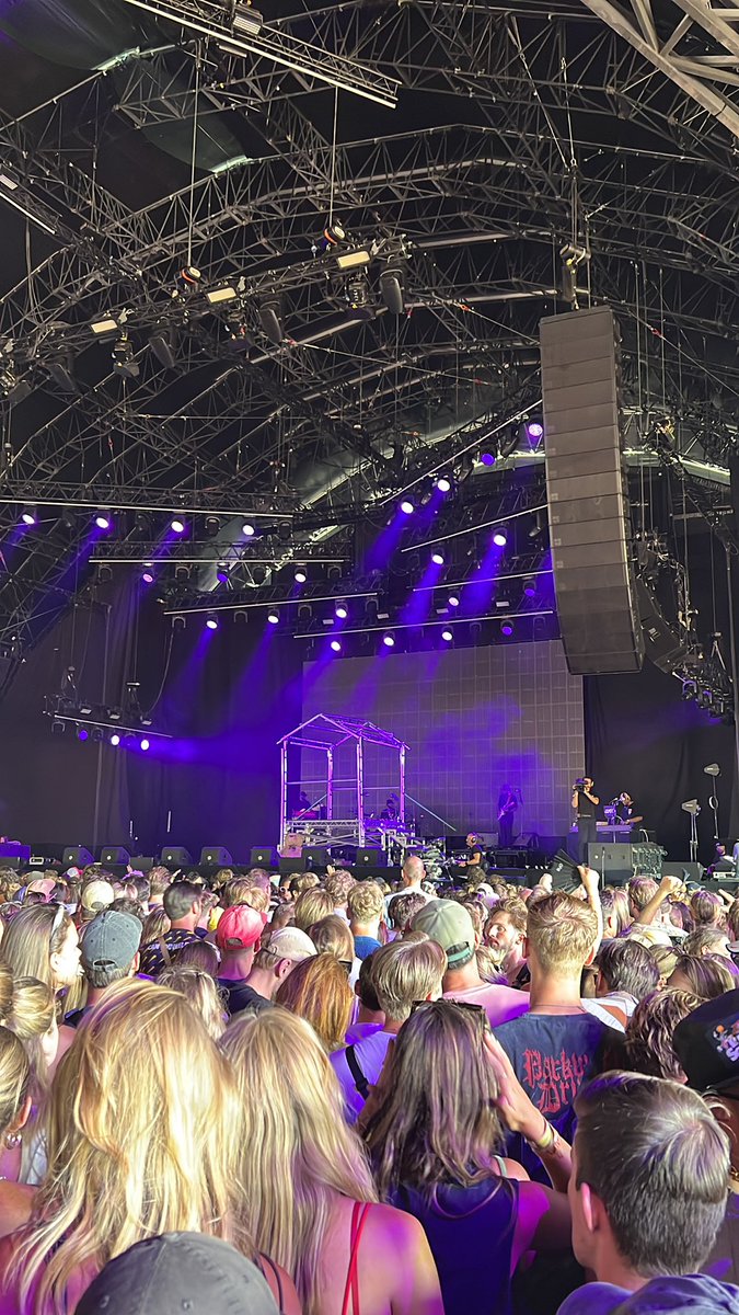 martsdm's tweet photo. Rema na 10 minuten nog nergens te bekennen, Bravo wordt onrustig. Moeten ze m nog oplappen backstage!? #lowlands #burnaboytaferelen https://t.co/JUCiVeOzVO