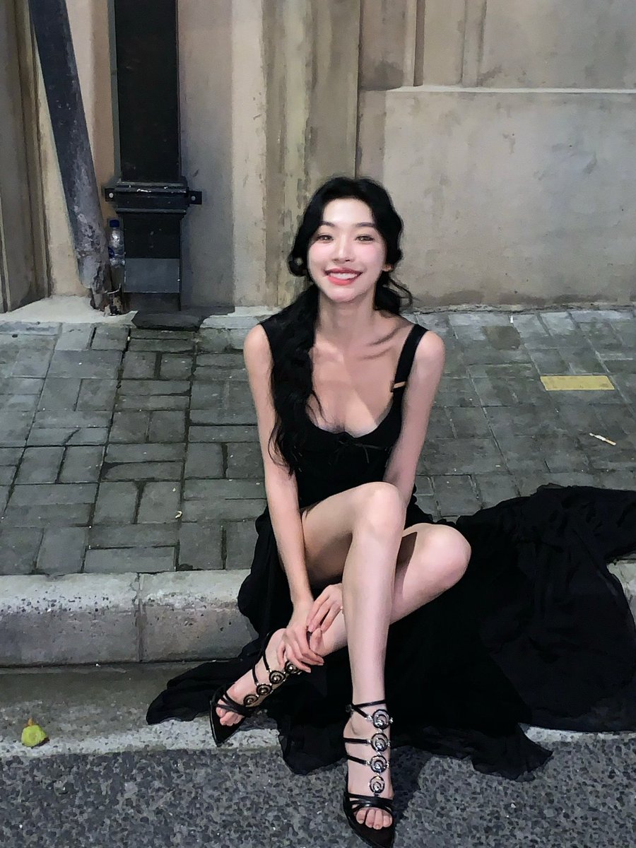 bo00588253's tweet photo. 今晚必须射死易梦玲这个骚逼了啊啊啊，操你妈的易梦玲骚逼，拎着你那骚高跟凉鞋挨操吧骚逼。有没有一起意淫的 #易梦玲 #意淫 #合照 #射屏 #足交 https://t.co/joqzolgKGd