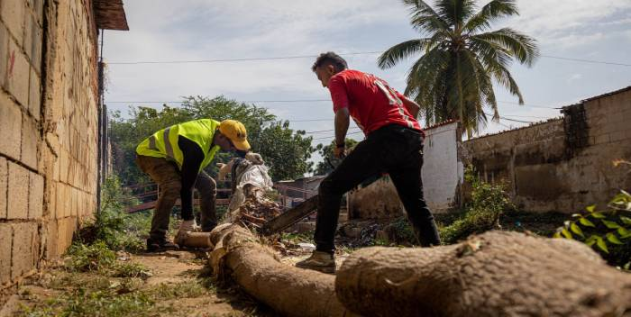 infopublicave's tweet photo. #EnZulia: con multas de $90 hasta $600 sancionarán a quienes talen árboles en Maracaibo sin autorización, según la Ordenanza de Gestión Ambiental en el municipio. Los usuarios deben solicitar un permiso al Instituto Municipal de Ambiente antes de talar o podar un árbol. https://t.co/j27LIpp0eS