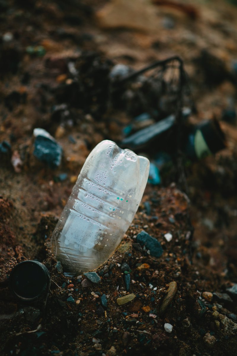UNESCO_es's tweet photo. ¡Atención! 🚨

Cada minuto, se vierte en nuestros océanos el equivalente a un camión de residuos plásticos.

🌊 Es hora de tomar medidas y proteger nuestro planeta antes de que sea demasiado tarde. ♻️ https://t.co/zOrz6xuWnA