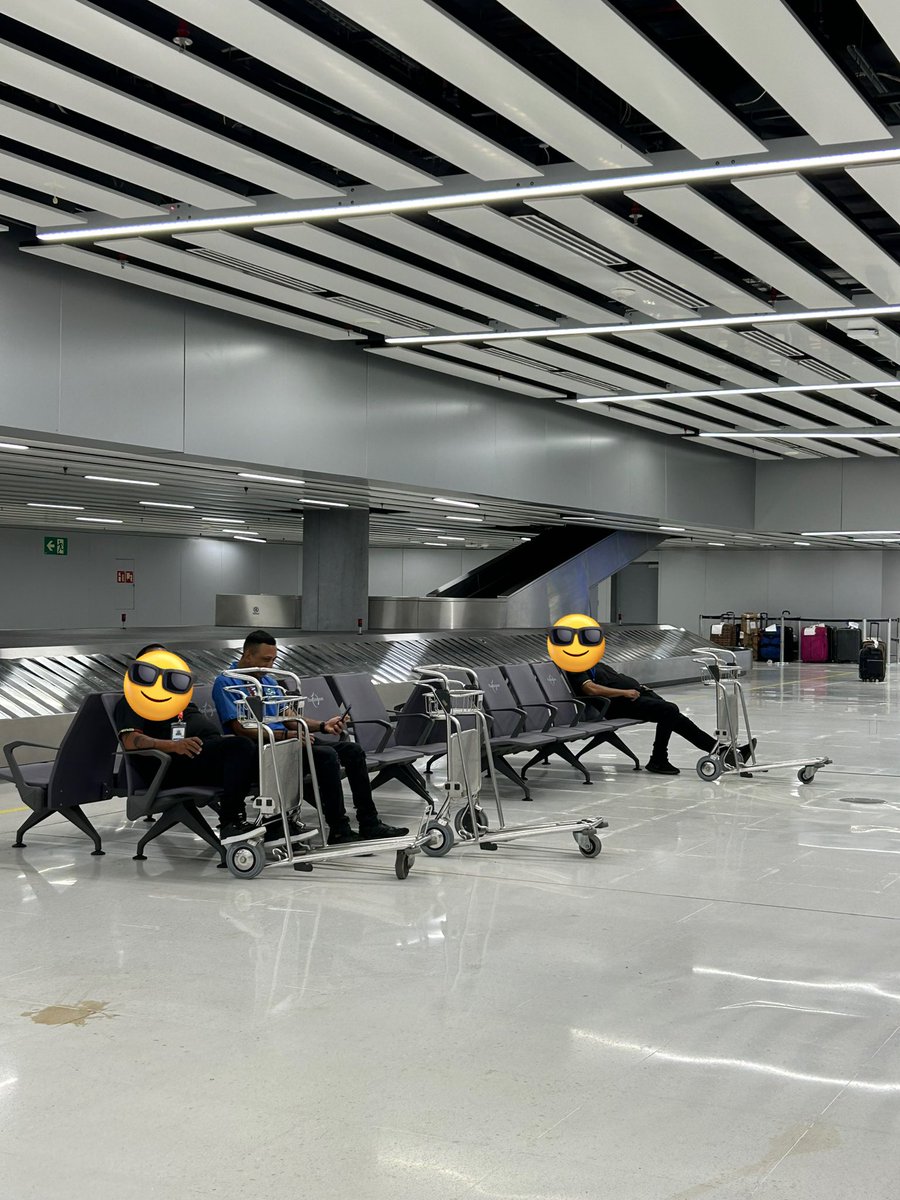 ezeconiglio's tweet photo. Dueños de los carritos de aeropuerto. Esconden todos los carritos que son “Temporalmente Gratis” para que tengas que pagarles a ellos. Pésima atención al turista, pésimo servicio. @tocumenaero @CopaAirlines deben mejorar este servicio urgente! https://t.co/Vw4Cy0QwEc