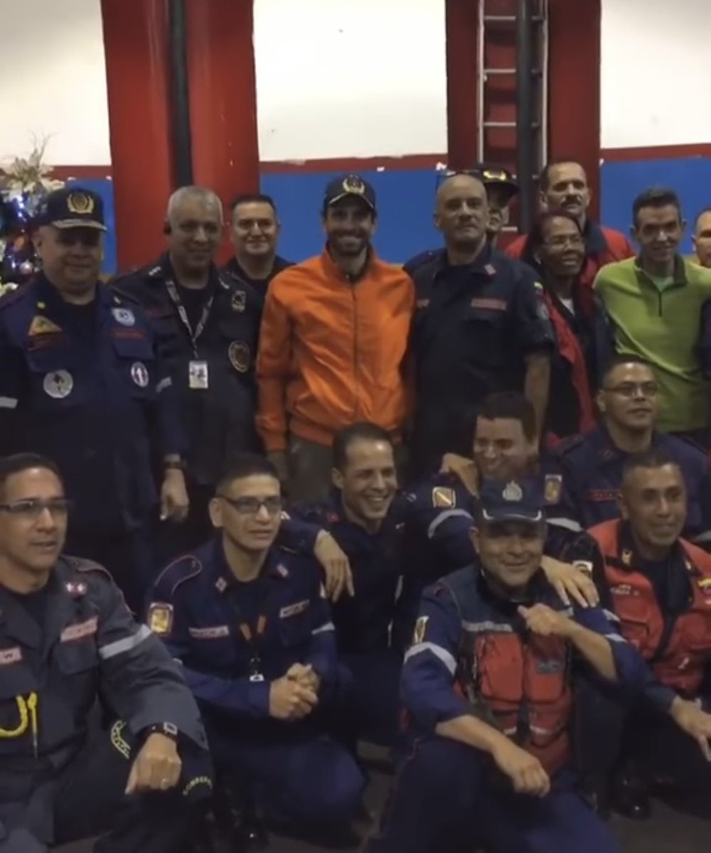 hcapriles's tweet photo. En el Día Nacional del Bombero, vaya nuestro saludo y palabras de aliento a todos los hombres y mujeres que arriesgan su vida por salvar la de otros a pesar de tener los peores salarios de la región. 

Por ustedes también es la lucha para echar pa’lante, para que todos tengan acceso a una mejor calidad de vida.