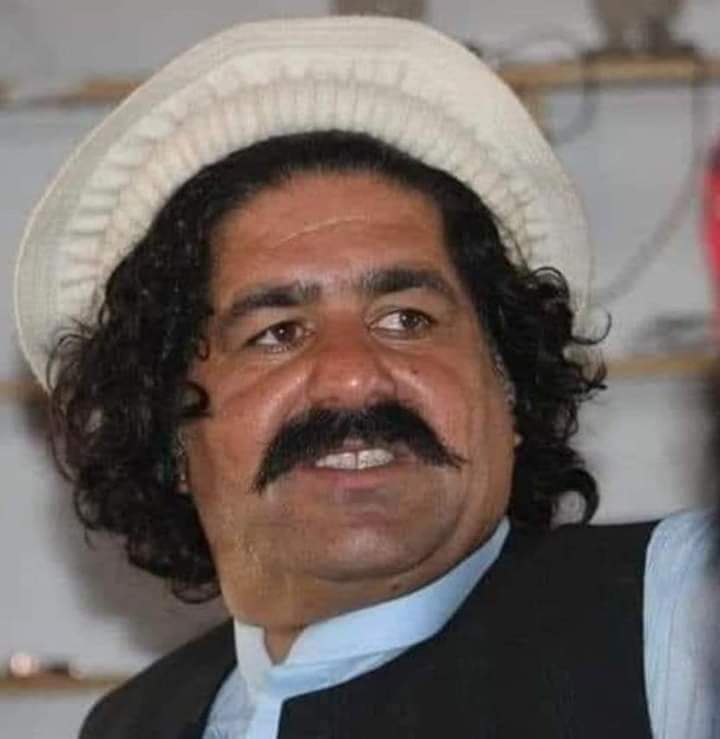 Faridakhankakar's tweet photo. اس مرد مجاہد کو نہ 20 مرتبہ جیل، درجن سے ذیادہ کندھوں پر اٹھائے گئے جنازے، گھر میں یتیموں کی سسکیاں، بلڈ پریشر، گردوں کی بیماری یہ سب کچھ زخمی وزیر کو ایک انچ بھی اپنی بات سے پیچھے نہیں ہٹا سکا۔ 
#StopGHQTerrorism https://t.co/iCzBUVD9I8