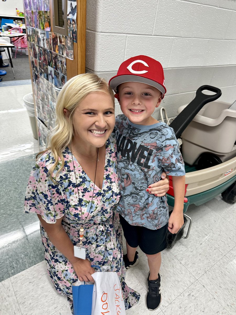 MissWeadock's tweet photo. My heart is exploding! I love when former students come back to visit! 🩵 here’s to a great 23-24 school year! https://t.co/RfLYx8YpAw