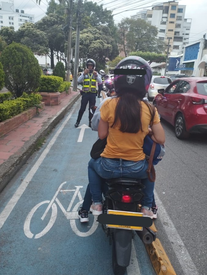 Persistimos en el respeto y la exclusividad de la cicloinfraestructura para estimular el transporte limpio, el deporte y el mejoramiento de la movilidad. No más invasiones ni desconocimiento de las normas. 
➕ Cultura 
➖ Sanciones
