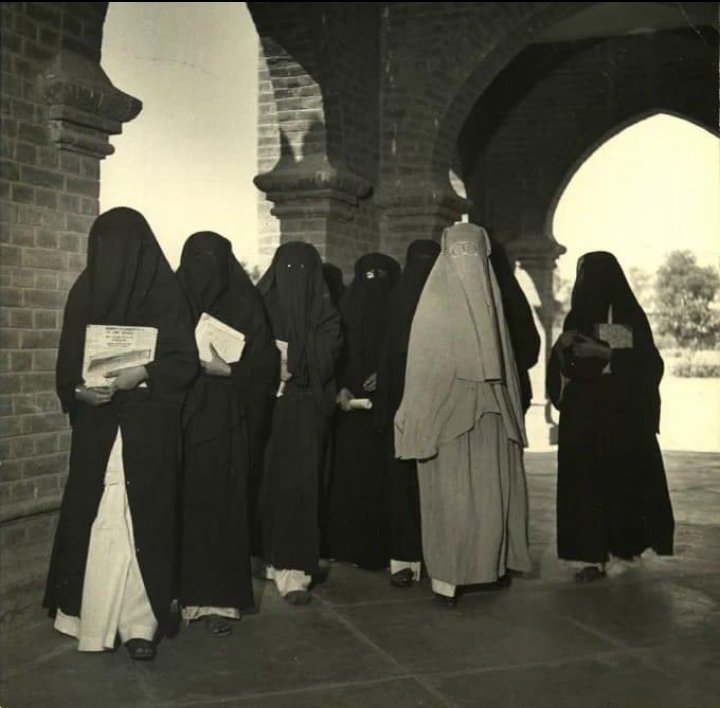 मई 1946: अलीगढ़ मुस्लिम विश्वविद्यालय में क्लास में जाते समय मुस्लिम छात्राएं ...