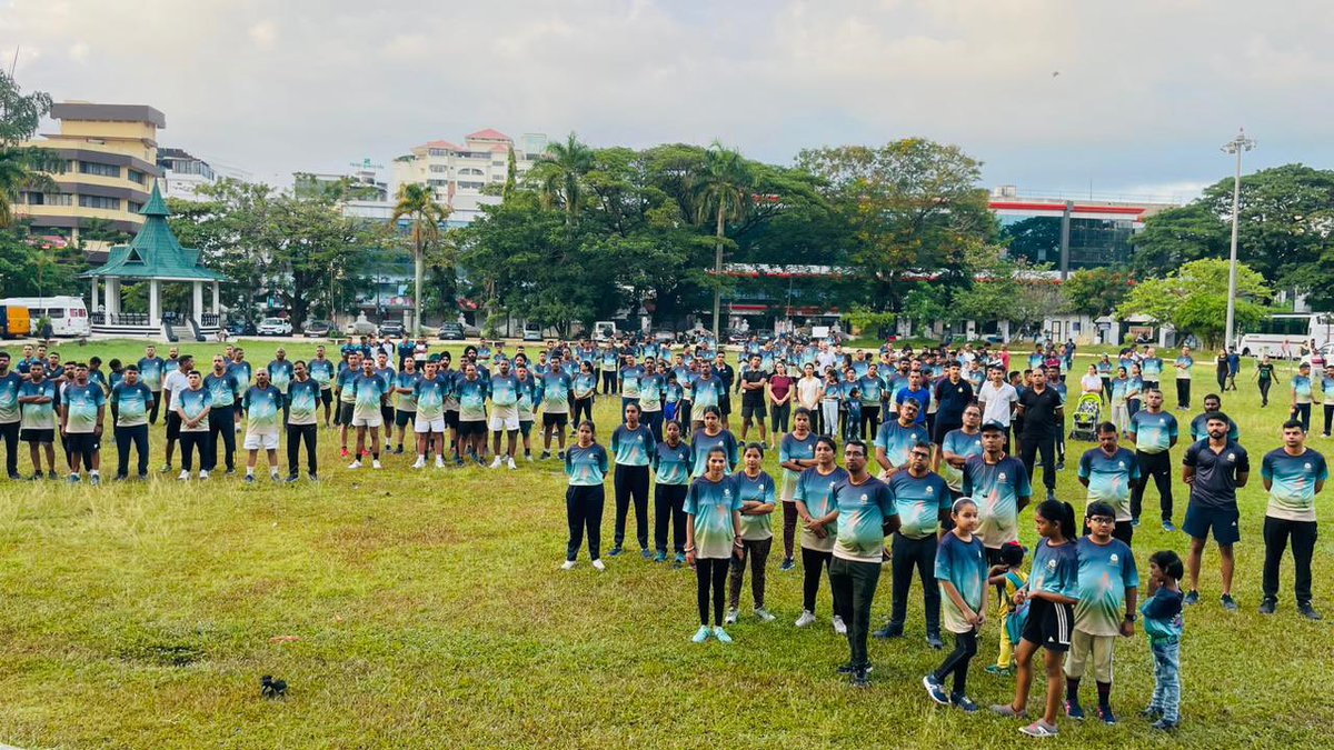 DefencePROkochi's tweet image. As part of #AzadiKaAmritKaal & to commemorate 77th year of India's #Independence @IndiaCoastGuard Dist.HQ (Kerala & Mahe) conducted a spectacular #UnityRun 🏃♂️🏃♀️ on 20 Aug 23.
Over 500 participants from diverse organisations joined hands for the event.(1/2)