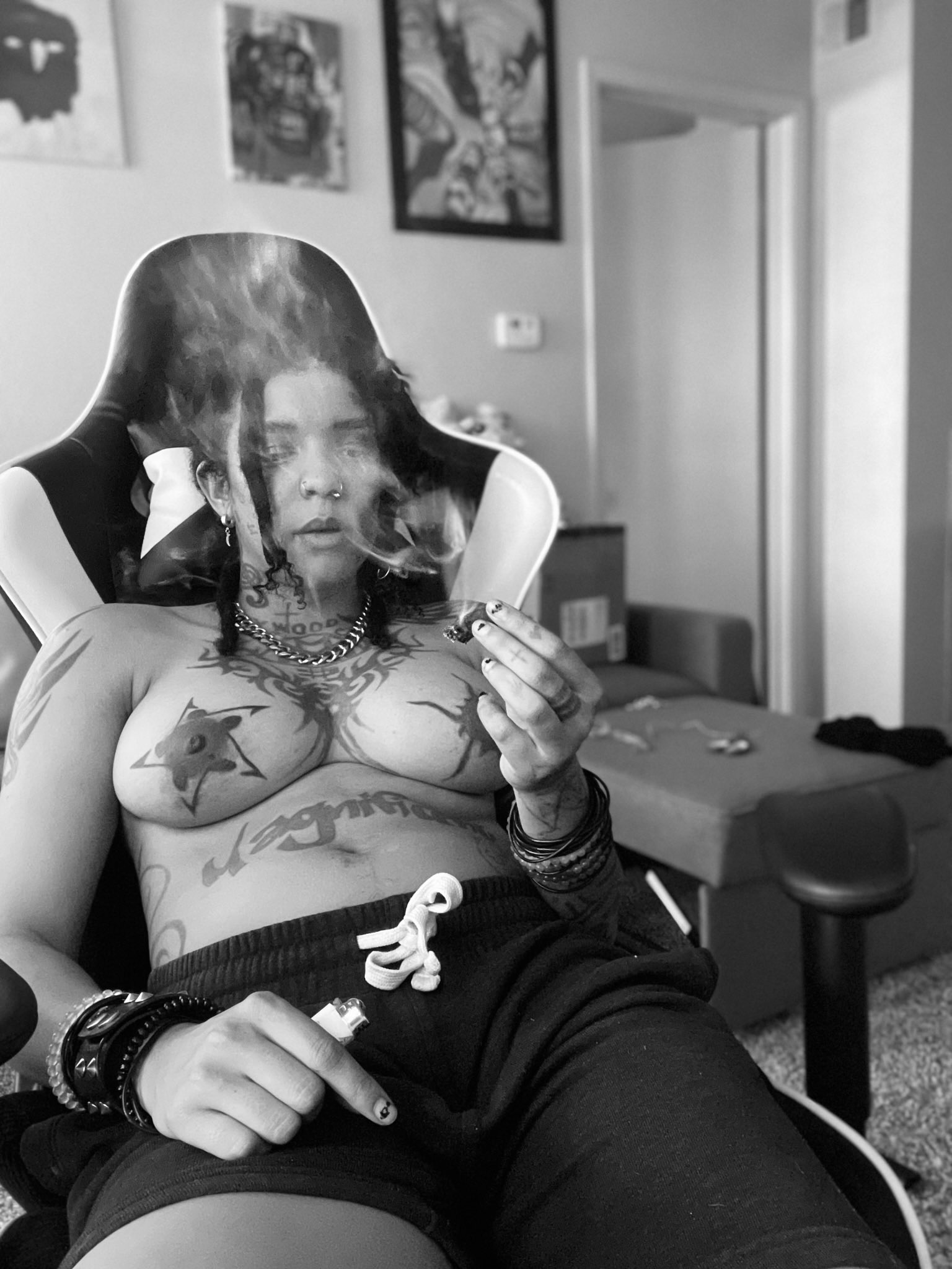 1 pic. Been kicked back gettin fat. Still solo of course ❤️ #nsanejane https://t.co/ozq9gtfJus
