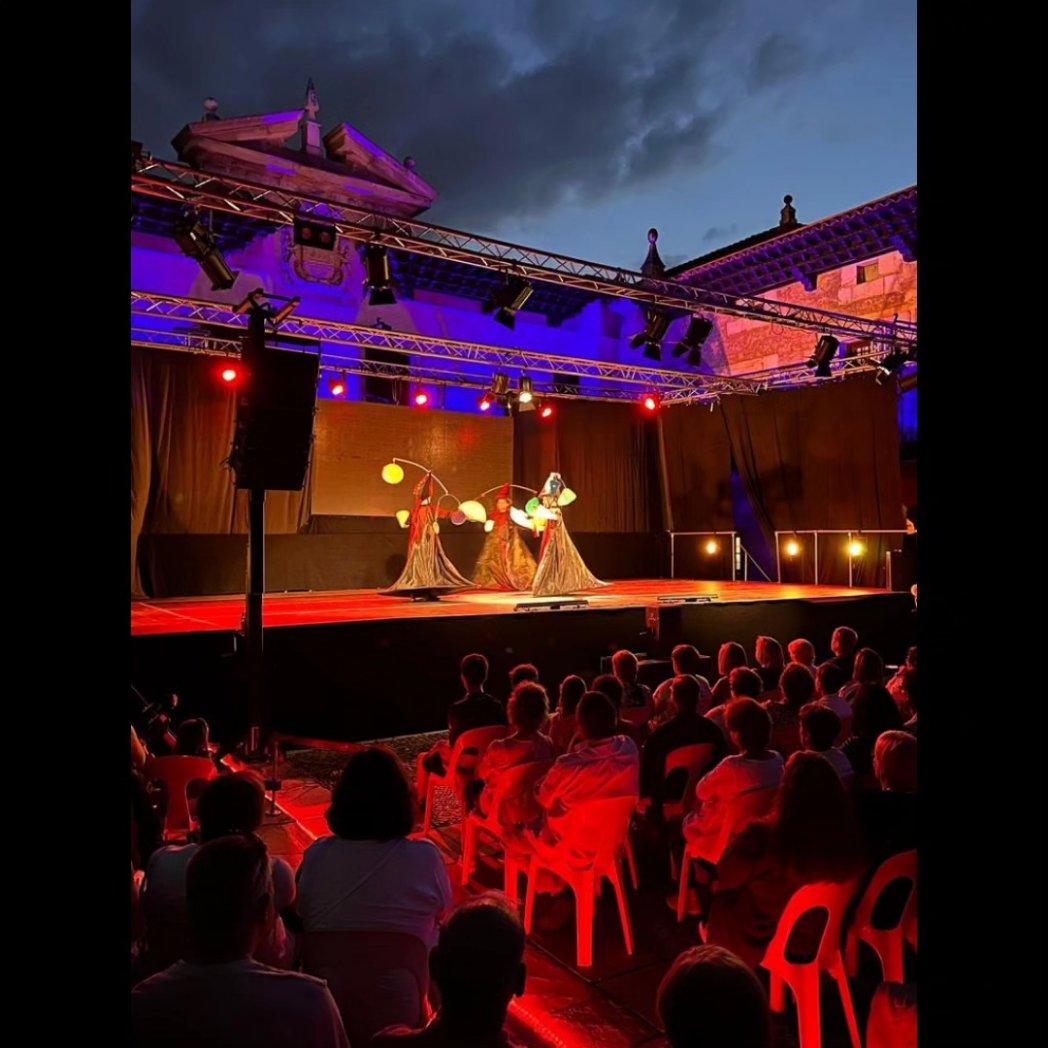 AddauraCia's tweet image. Gracias Camargo!! Que ilusión nos ha hecho volver a veros y compartir con vosotr@s risas, emoción y ese regreso a la infancia 🤗 Móbilus ha brillado sobre vuestro escenario 🤩
Y por supuesto gracias a toda la organización, que siempre nos cuidáis tan bien 🤍
Hasta pronto!!!!