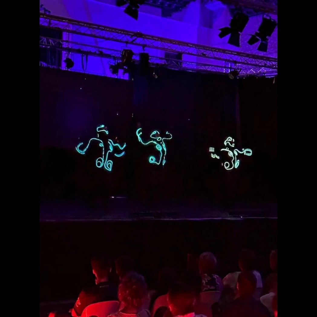 AddauraCia's tweet image. Gracias Camargo!! Que ilusión nos ha hecho volver a veros y compartir con vosotr@s risas, emoción y ese regreso a la infancia 🤗 Móbilus ha brillado sobre vuestro escenario 🤩
Y por supuesto gracias a toda la organización, que siempre nos cuidáis tan bien 🤍
Hasta pronto!!!!