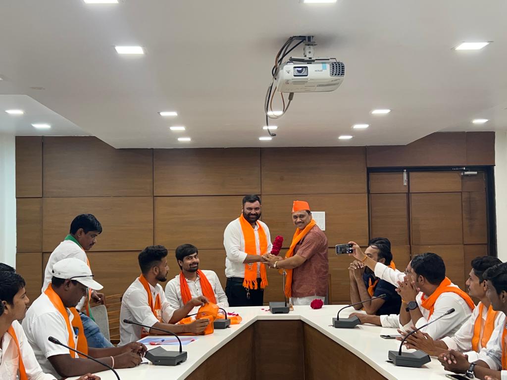 Jignesh98690096's tweet photo. આજ રોજ લુણાવાડા સર્કિટ હાઉસ ખાતે મહિસાગર જિલ્લા ભાજપ સોશિયલ મીડિયા ની પરિચય બેઠક યોજાઇ તેમજ આગામી કાર્યક્રમ અંતર્ગત બેઠક યોજાઈ . https://t.co/XCbWItvN9d