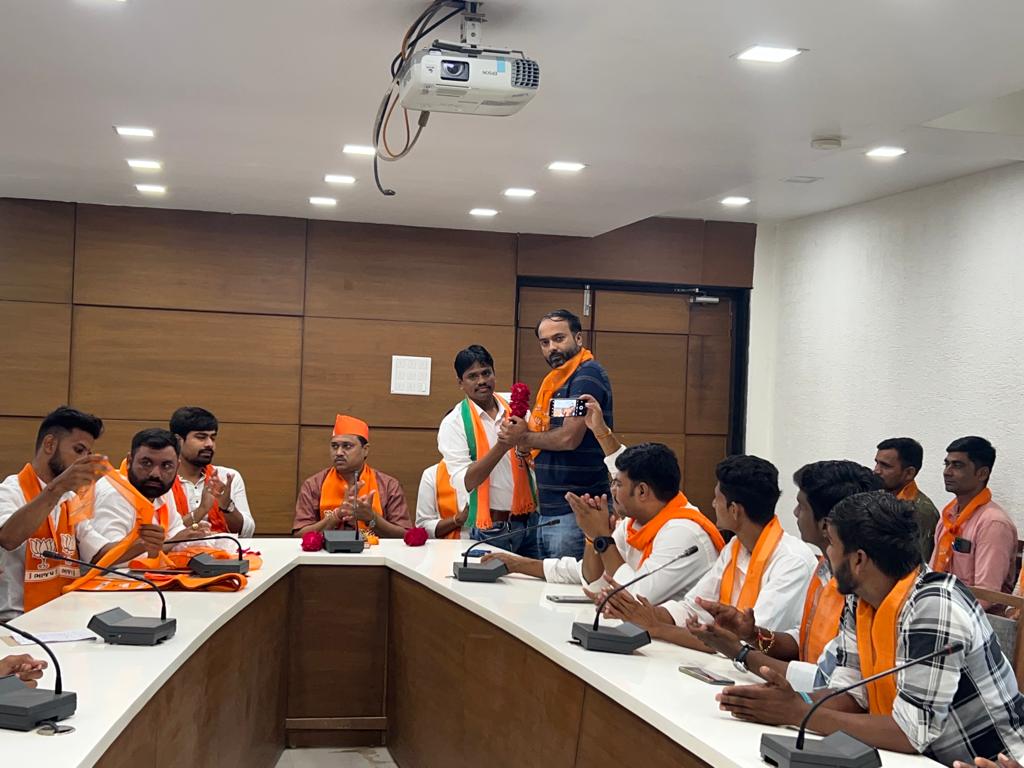 Jignesh98690096's tweet photo. આજ રોજ લુણાવાડા સર્કિટ હાઉસ ખાતે મહિસાગર જિલ્લા ભાજપ સોશિયલ મીડિયા ની પરિચય બેઠક યોજાઇ તેમજ આગામી કાર્યક્રમ અંતર્ગત બેઠક યોજાઈ . https://t.co/XCbWItvN9d