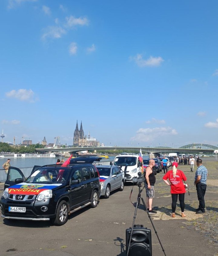 Anonymous00708's tweet image. HAHA‼️😁
15 Autos beim 🇷🇺-"#Autokorso"
VERPISST EUCH aus #Köln 
in Richtung Moskau!
#StandWithUkraine 🇺🇦🇺🇦🇺🇦