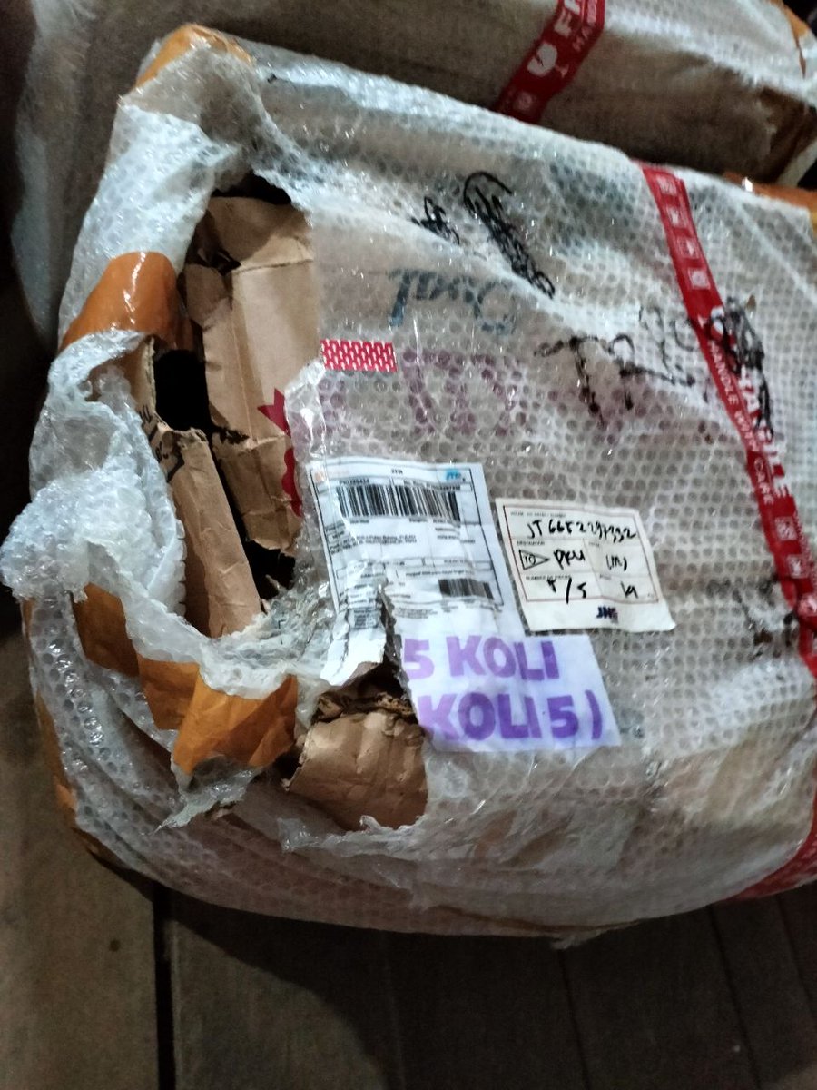 cacakkus's tweet photo. Jasa kirim bukan hanya pengirim, keamanan paket juga harusnya diperhatikan, bukan bekerja ngawur seperti ini, mohon tanggapan @JNECare no resi # JT76652297332 ada kerusakan 50 pcs cup https://t.co/lRtoLyUW7A