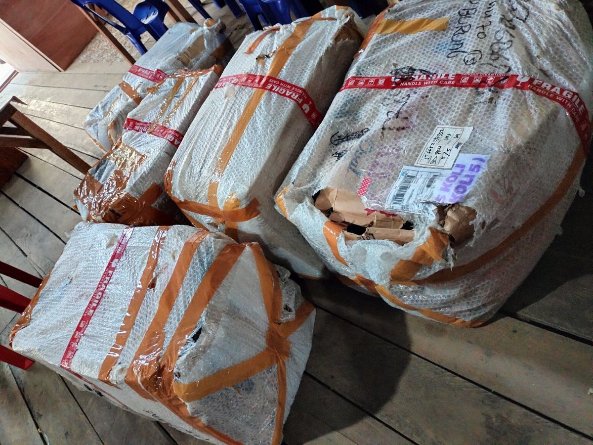 cacakkus's tweet photo. Jasa kirim bukan hanya pengirim, keamanan paket juga harusnya diperhatikan, bukan bekerja ngawur seperti ini, mohon tanggapan @JNECare no resi # JT76652297332 ada kerusakan 50 pcs cup https://t.co/lRtoLyUW7A