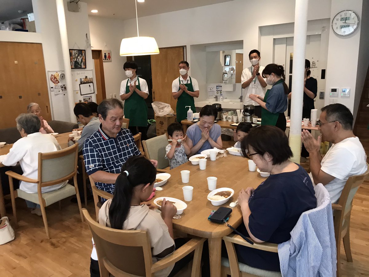 本日のけめカフェ
カレーランチ&amp;スターバックス様によるバリスタ体験☕️
盛り上がりました‼︎
皆さまお暑い中ご参加ありがとうございました😊