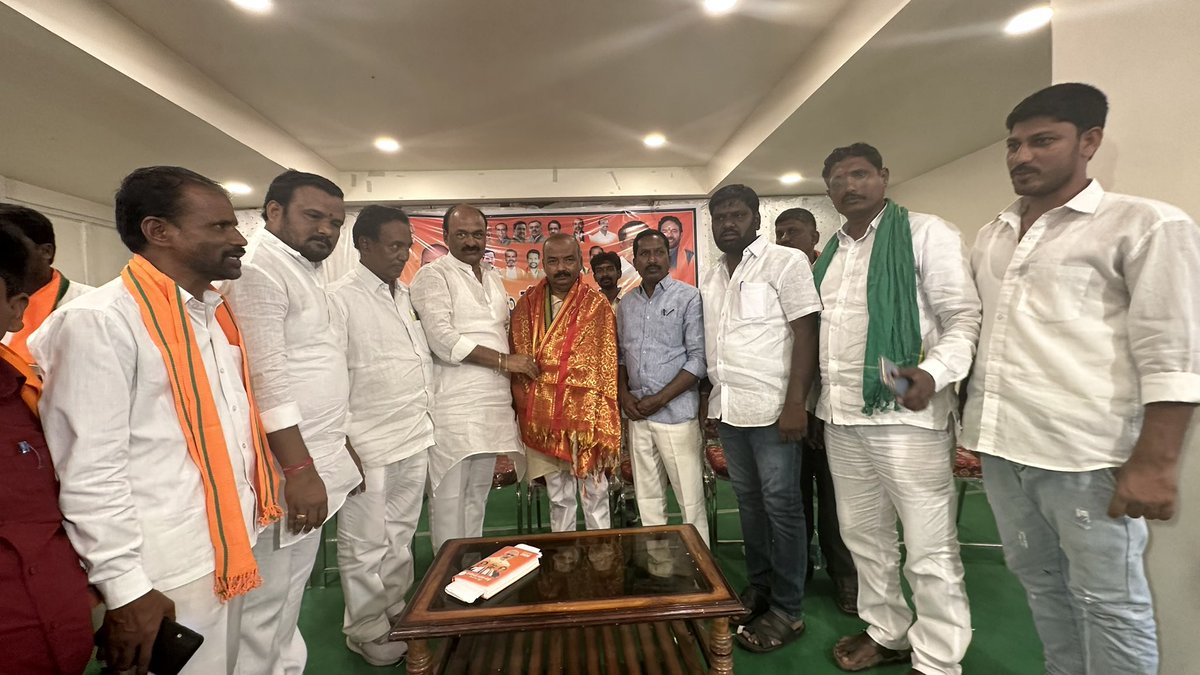 drdashmanth's tweet photo. ఎమ్మెల్యే ప్రవాస యోజన కార్యక్రమంలో భాగంగా జనగాం జిల్లా స్టేషన్ ఘన్పూర్ నియోజకవర్గానికి విచ్చేసిన కర్ణాటక రాష్ట్రం కుండ్గోల్ శాసనసభ్యులు ఎం ఆర్ పాటిల్ గారిని సన్మానించిన బిజెపి జనగామ జిల్లా అధ్యక్షులు ఆరుట్ల దశమంత్ రెడ్డి గారు… #bjptelangana #telangana #teamadr https://t.co/NJ3nrCaFa3