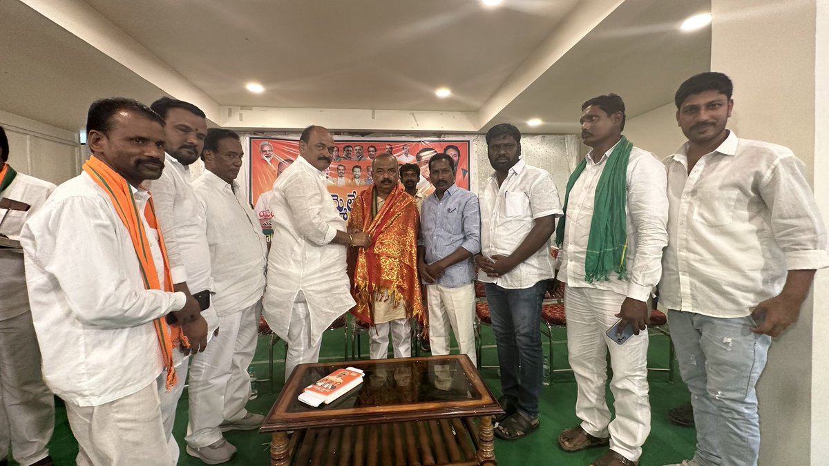 drdashmanth's tweet photo. ఎమ్మెల్యే ప్రవాస యోజన కార్యక్రమంలో భాగంగా జనగాం జిల్లా స్టేషన్ ఘన్పూర్ నియోజకవర్గానికి విచ్చేసిన కర్ణాటక రాష్ట్రం కుండ్గోల్ శాసనసభ్యులు ఎం ఆర్ పాటిల్ గారిని సన్మానించిన బిజెపి జనగామ జిల్లా అధ్యక్షులు ఆరుట్ల దశమంత్ రెడ్డి గారు… #bjptelangana #telangana #teamadr https://t.co/NJ3nrCaFa3