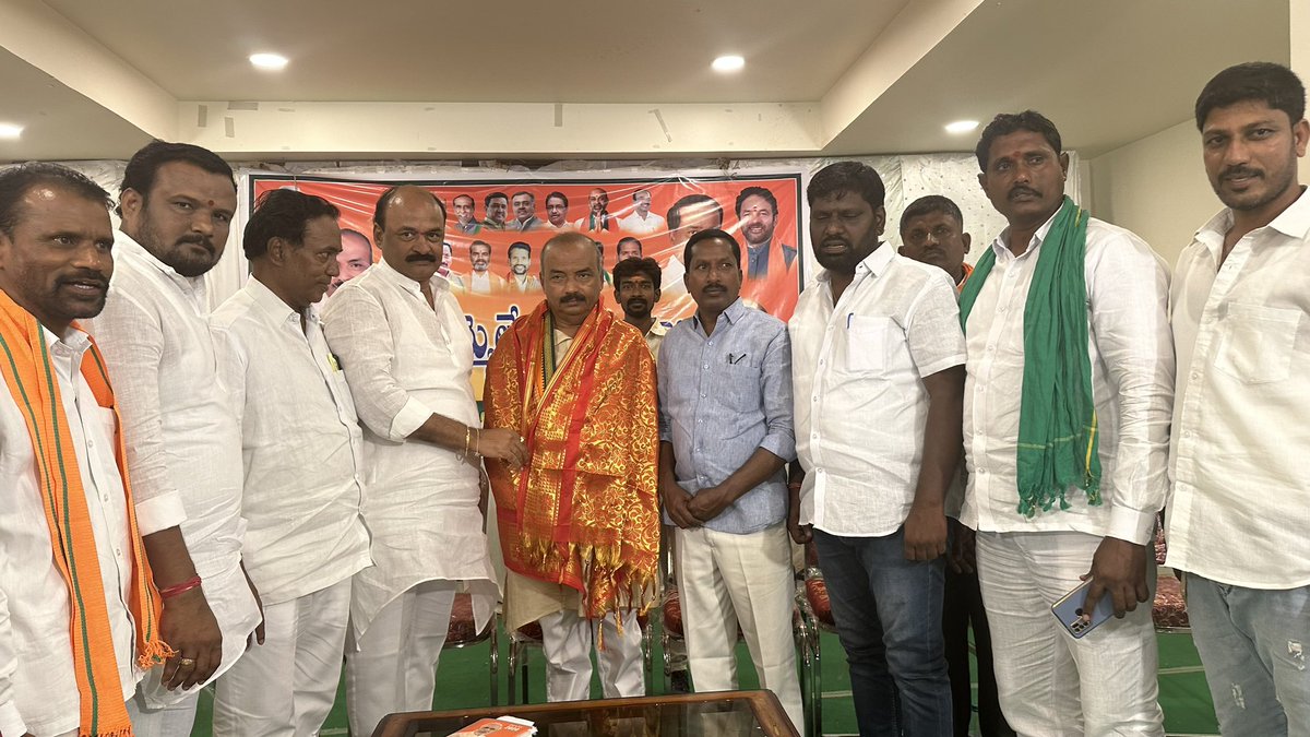 drdashmanth's tweet photo. ఎమ్మెల్యే ప్రవాస యోజన కార్యక్రమంలో భాగంగా జనగాం జిల్లా స్టేషన్ ఘన్పూర్ నియోజకవర్గానికి విచ్చేసిన కర్ణాటక రాష్ట్రం కుండ్గోల్ శాసనసభ్యులు ఎం ఆర్ పాటిల్ గారిని సన్మానించిన బిజెపి జనగామ జిల్లా అధ్యక్షులు ఆరుట్ల దశమంత్ రెడ్డి గారు… #bjptelangana #telangana #teamadr https://t.co/NJ3nrCaFa3