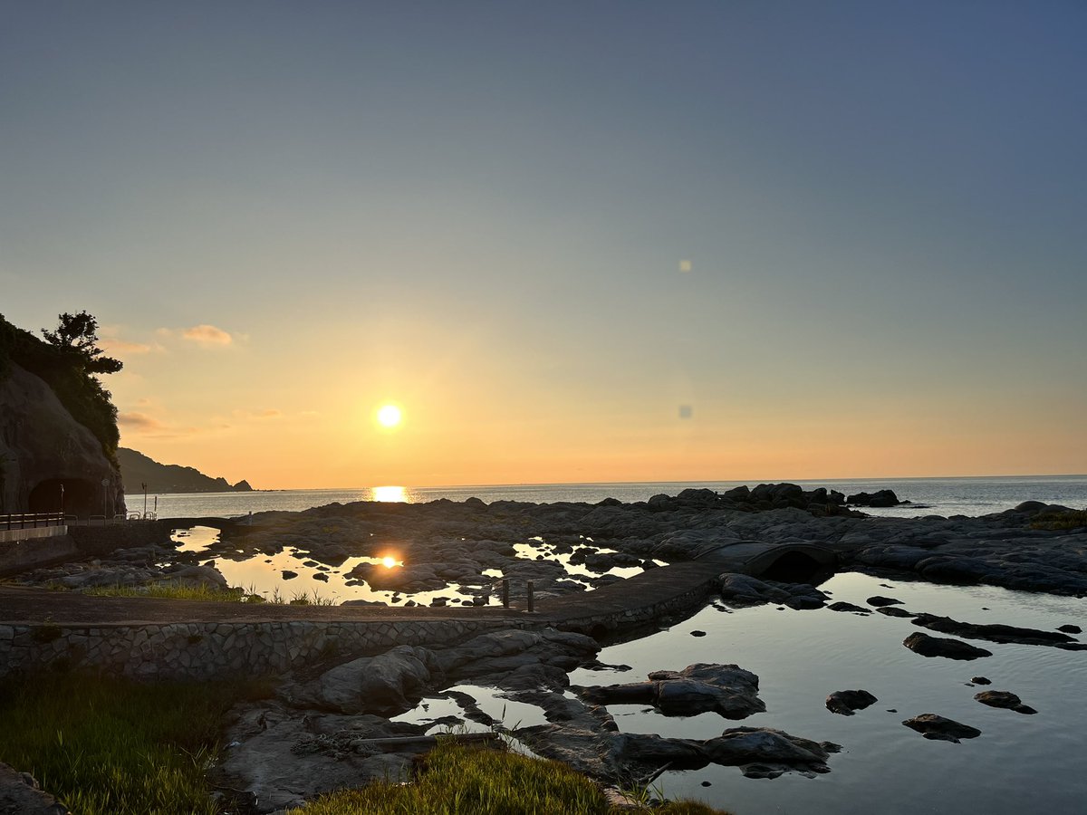 ave400's tweet photo. #sunset  #horizon #coastline https://t.co/Ogr8RfpwZf