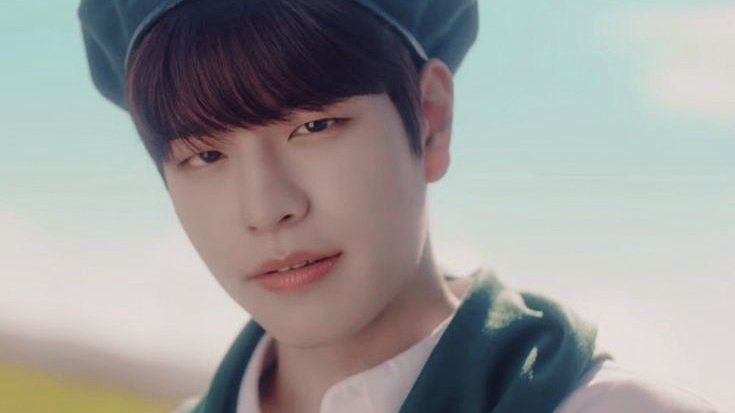 unmasked 
a #2min au.

"a play would be the best if the scenes would be portrayed with genuine, raw emotion."

what would happen if the two main actors were actually enemies who happened to land the roles of two lovers? how would they manage to portray the emotion of love?