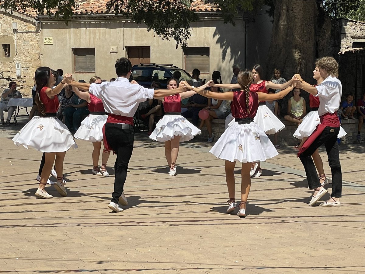 A la sortida de missa ballada de sardanes amb <a href="/JovencellsColla/">Colla Jovencells</a> #FestaMajor