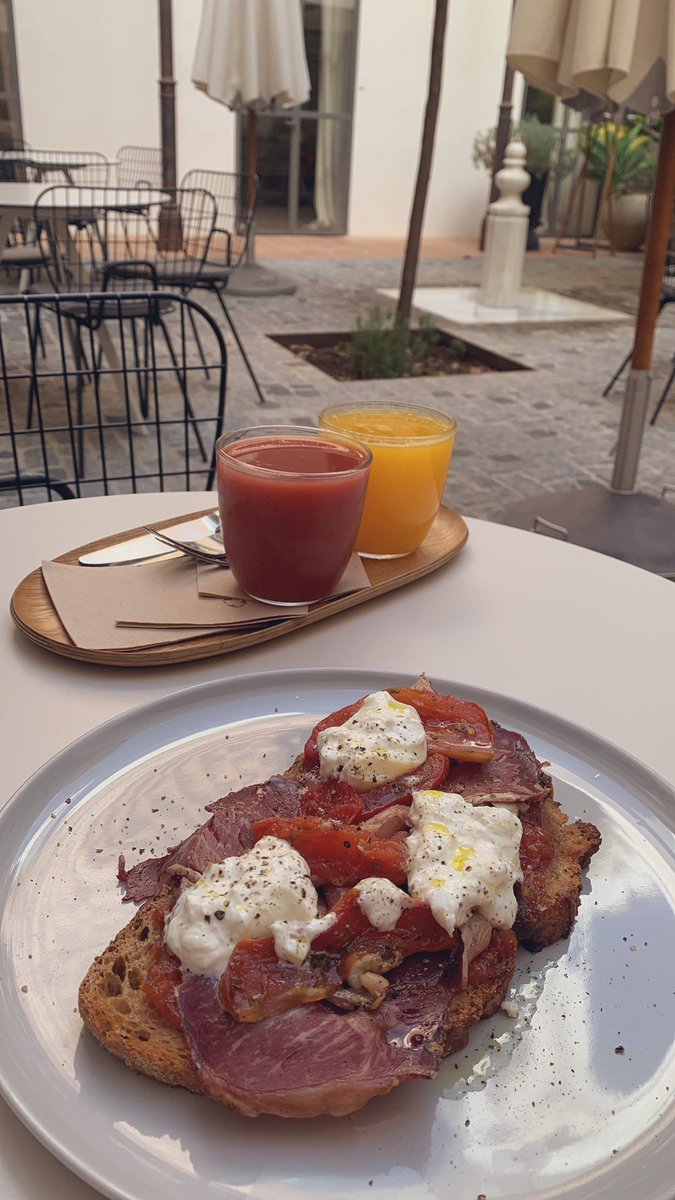 mawicita's tweet photo. Nada como desayunar en la calle 💖 https://t.co/Xf1EQg4D9Q