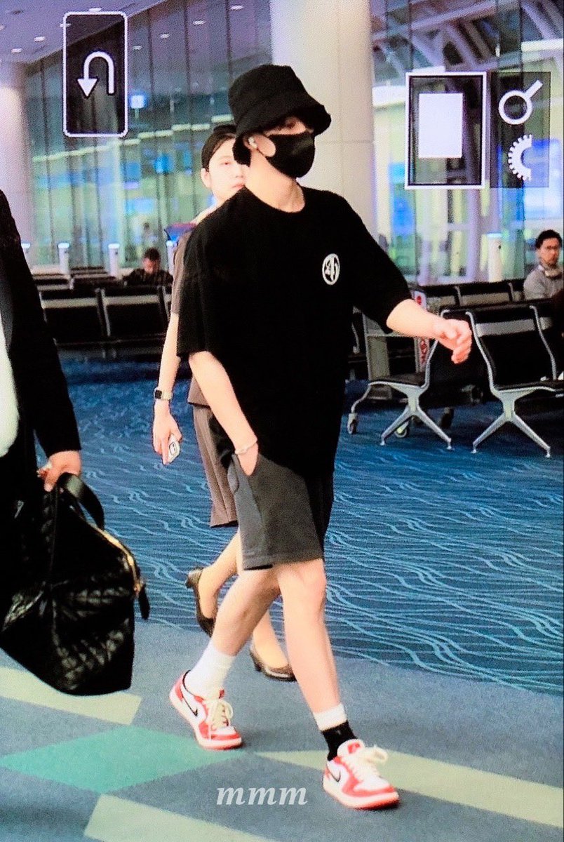 230820 #정한 #윤정한 #세븐틴 
발목 보호대 .. ? 🥲