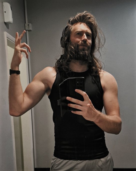 Working on that physique 💪✨ https://t.co/5Csj5zmLE7