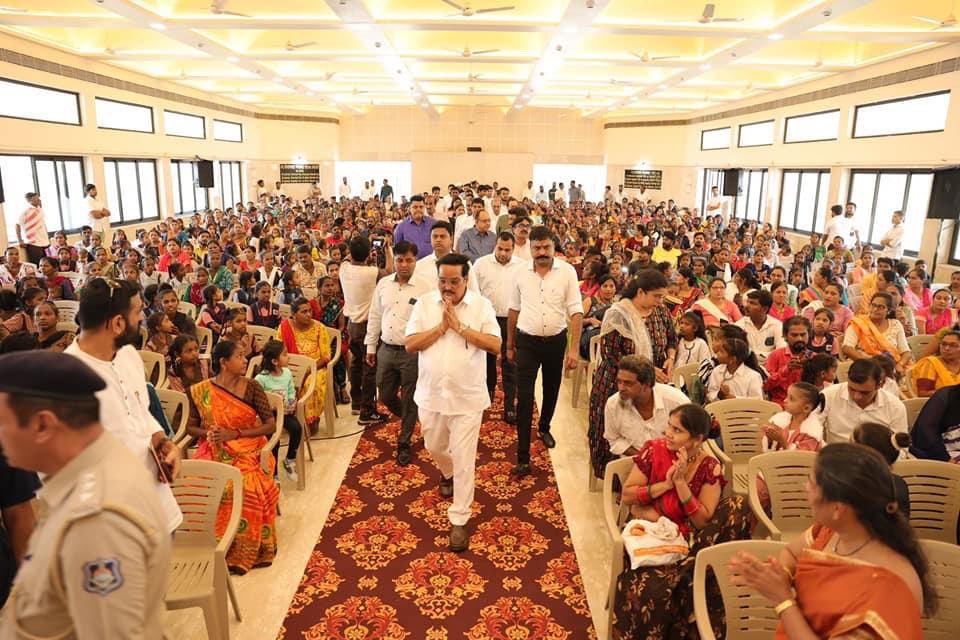 CRPaatil's tweet photo. માનનીય પ્રધાનમંત્રી શ્રી નરેન્દ્રભાઇ મોદી સાહેબનાં નેતૃત્વમાં મધ્યમવર્ગ વધુ સશક્ત અને આત્મનિર્ભર થઇ રહ્યો છે !! 

આજે નવસારી ખાતે સુકન્યા સમૃદ્ધિ યોજના અને પ્રધાનમંત્રી સ્વનિધિ યોજનાના લાભાર્થીઓને વિવિધ લાભોનું વિતરણ કરતા અતિધન્યતાની લાગણી અનુભવી. 

આ કાર્યક્રમમાં જિલ્લા પ્રમુખ શ્રી ભુરાભાઈ શાહ સહિત જિલ્લાના હોદ્દેદારો અને મોટી સંખ્યામાં લાભાર્થીઓ ઉપસ્થિત રહ્યાં.