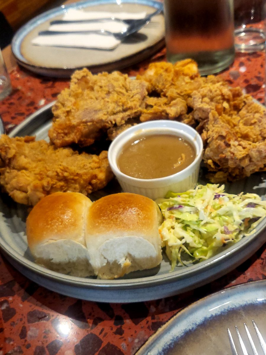 prettytin's tweet photo. We tried Borro yesterday. Masarap yung food and madami serving. Yung fried boneless chicken, malaki. Yung lengua, malambot. Iced tea lang di ko gusto. Hehe #FoodReport https://t.co/e5Sn0uzd8d