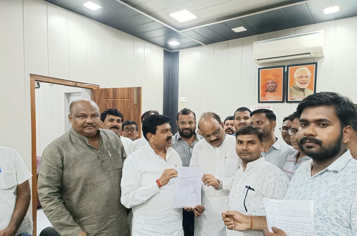 AshokKumar1174's tweet photo. मा. केंद्रीय गृह राज्य मंत्री 
@ajaymishrteni
 जी को 69000 शिक्षक भर्ती में बीoएड डिग्री धारक शिक्षकों को ब्रिज कोर्स कराने संबंधी ज्ञापन सौंपा ।
@myogiadityanath
 @thisissanjubjp
@basicshiksha_up https://t.co/rniDH5SgSy