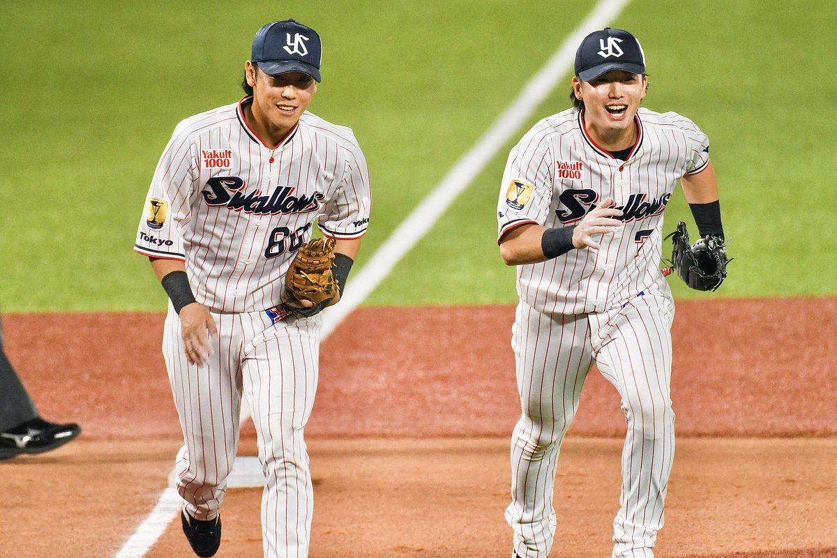 real_ab5's tweet photo. 武岡くんファインプレー！！！！😭😭😭長岡くんと嬉しそうにベンチに帰ってくるの見て、ながたけアツすぎて泣きそうになった😭😭😭
#swallows #武岡龍世 #長岡秀樹 https://t.co/aoOw6X9KWY