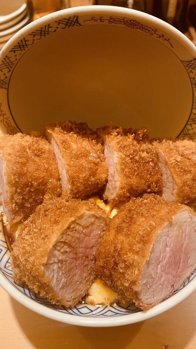 ご無沙汰してます…こんやはこの世の理想の食べ物に出会いました…シャトーブリアン焼きかつ丼…見た目だけじゃなく…極太のヒレがたまらなく柔らかくて…玉子もとろとろで…とんかつ一（日本橋）