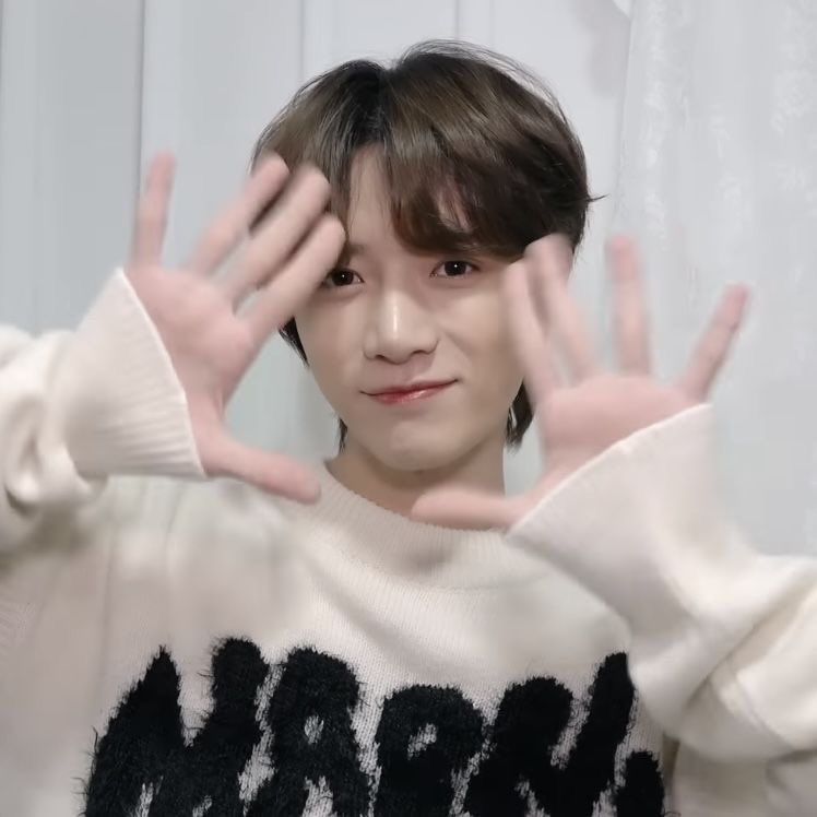 patipatieeee's tweet photo. - ‘,  поиск мью!

# таю ‘she/them’ infp  ★ sagittarius

💿 ult stan list :: серафимки и тубату! но слушаю много кого еще  другого

ваш фд не важен! а так же пролистайте для начала профиль чтобы убедиться что вам будет комфортно 🤍 каррд https://t.co/DLTr9dhjT9 

мью, рт! 🧺 https://t.co/LaMBhrAdXE