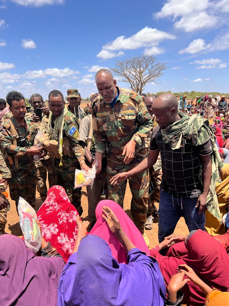 60thDivision's tweet photo. The Commander of the 8th Battalion of the 60th Division of the SNA Land Forces Mr. Mohamed Nur Mad Dheere has distributed a donation to the people living in Goof-gaduud Burey. https://t.co/7M7cbgJ8HC