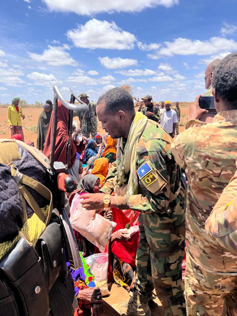 60thDivision's tweet photo. The Commander of the 8th Battalion of the 60th Division of the SNA Land Forces Mr. Mohamed Nur Mad Dheere has distributed a donation to the people living in Goof-gaduud Burey. https://t.co/7M7cbgJ8HC