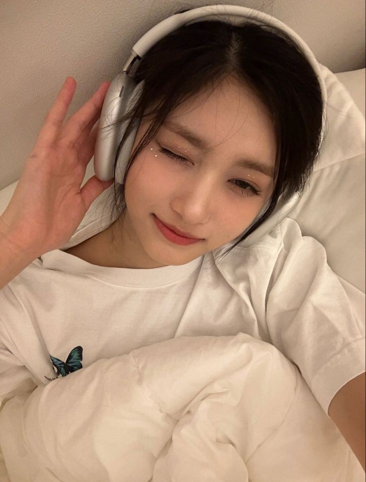 immorntal's tweet photo. i'm so proud to be her brother. nothing can compare to how amazing she's. I hope she's always happy, she deserve all the love and happiness in this world. please don't forget to take a rest if you're tired yaa.  kalau ada yang jahat, abang temani gebuk bareng² cil ❤ https://t.co/Wp1T9ma2YK