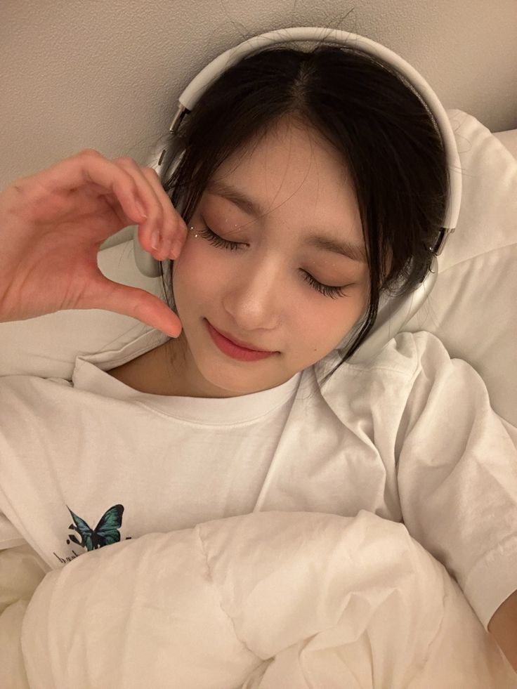 immorntal's tweet photo. i'm so proud to be her brother. nothing can compare to how amazing she's. I hope she's always happy, she deserve all the love and happiness in this world. please don't forget to take a rest if you're tired yaa.  kalau ada yang jahat, abang temani gebuk bareng² cil ❤ https://t.co/Wp1T9ma2YK