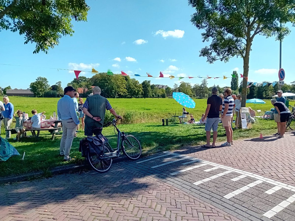Creatief protest tegen de bebouwing van weiland boer Rodenburg. Jolien Schroot voerde mooie en betrokken gesprekken met belangstellenden. Ook andere raadsleden waren aanwezig om het verhaal te horen.

Laten we als gemeente de bestaande plannen voor meer woningen eerst uitvoeren.