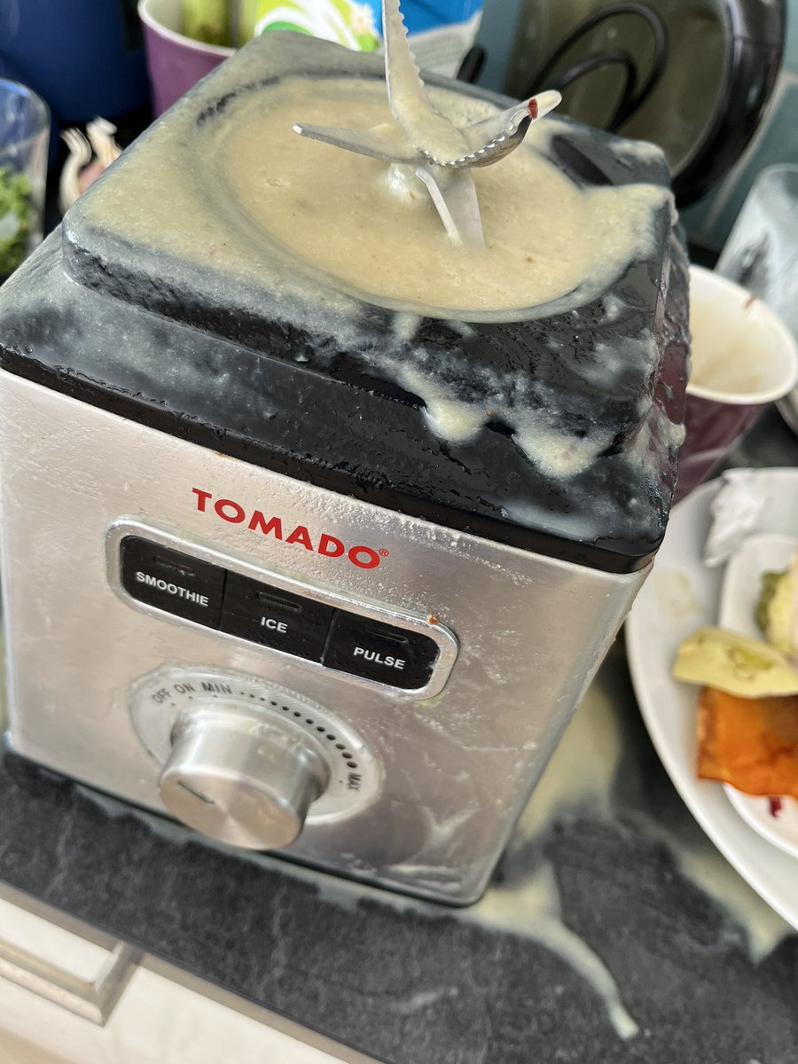 Marsja's tweet image. Het blijkt nogal ingewikkeld om er voor te zorgen dat onderkanten van blenders niet losdraaien, als je de schenkkan eruit draait, nadat het klaar is. 

#teringzooi #zoutochnietmoetenkunnen