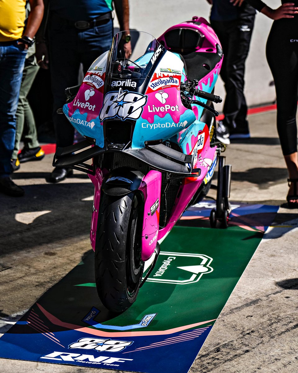 B24PT's tweet photo. Mota de Miguel Oliveira para o #AustrianGP tem uma pintura inspirada na Barbie 🩷 https://t.co/j0PTMXOGoH